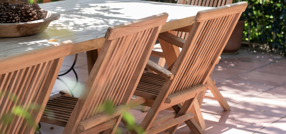 Sillas y mesas de madera de teca